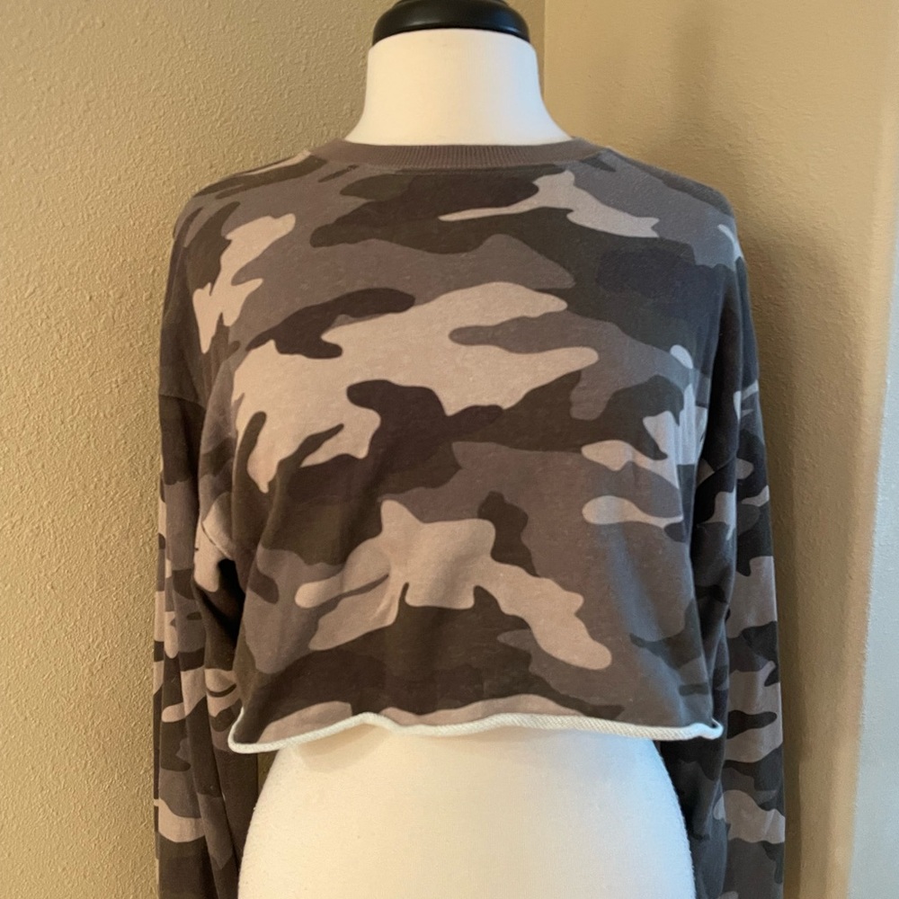 XS camo cropped garage sweatshirt EUC. lQQK
